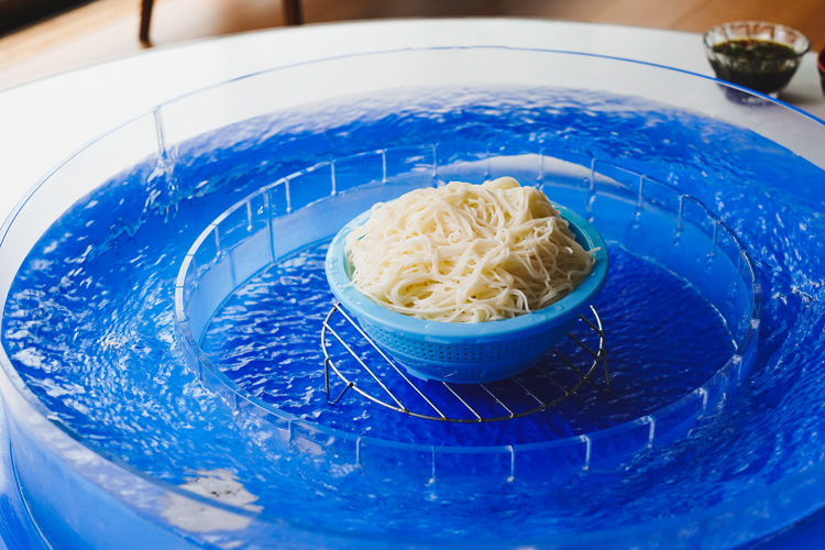 鹿児島名物の回転式そうめん流し