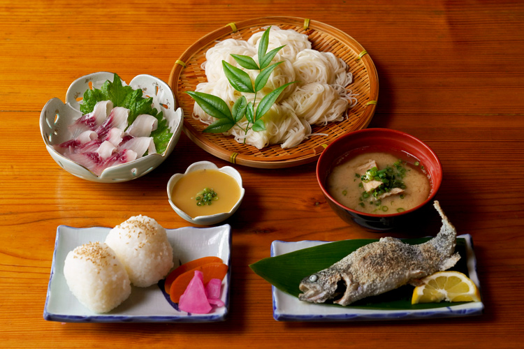 竹川峡の鯉料理は、そうめんB定食のセット商品に