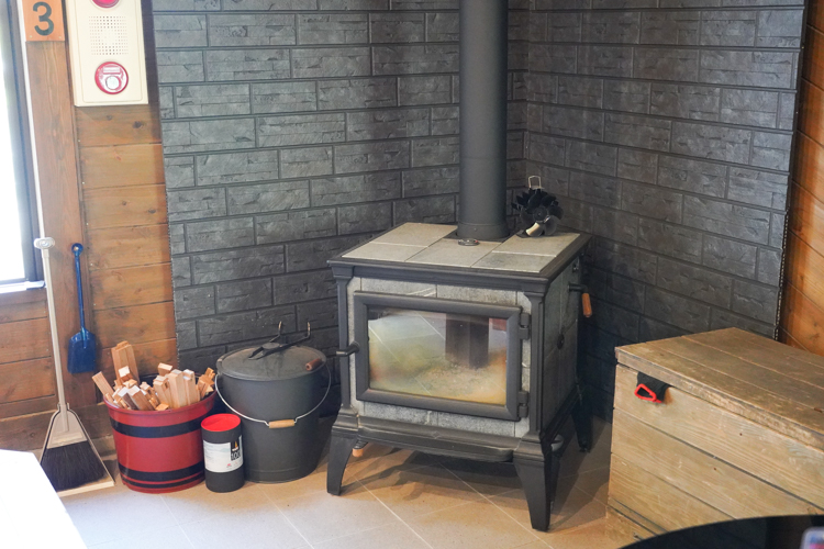 竹川峡の店内にある暖炉